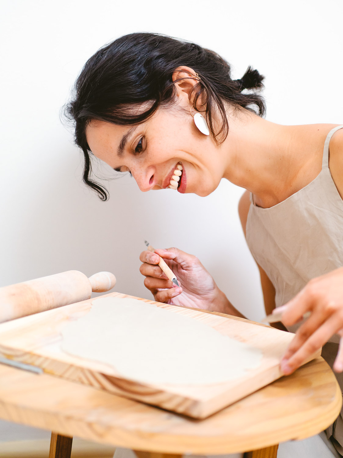 Frau arbeitet an Keramik.