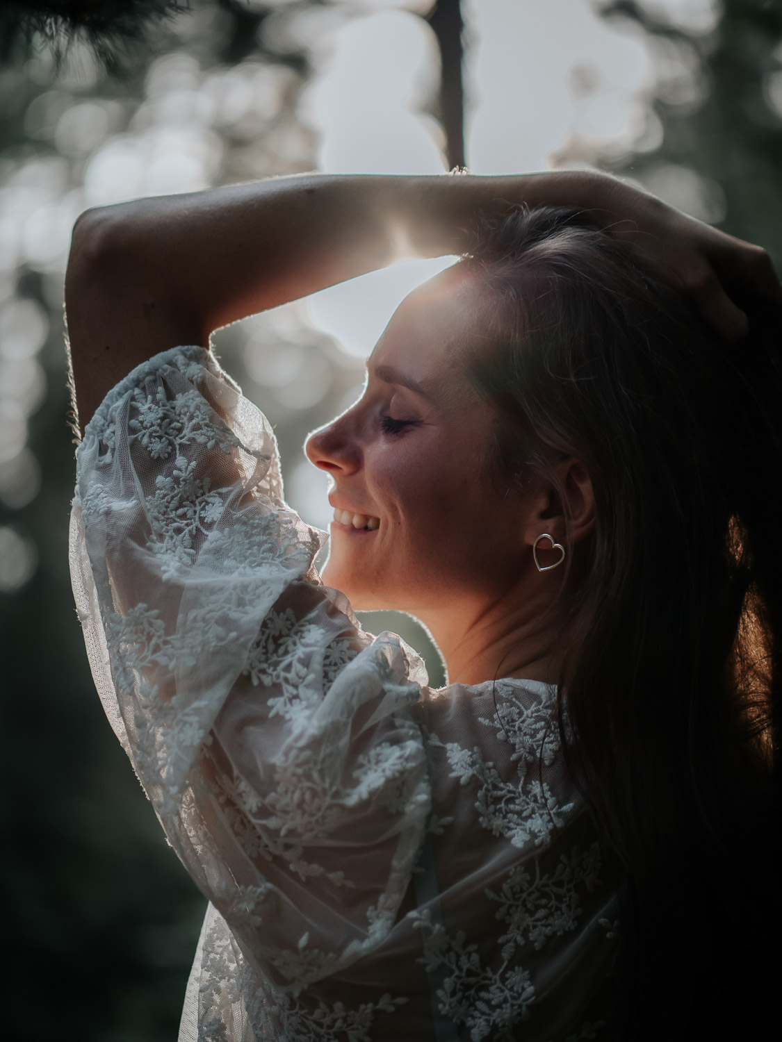 Frau mit Sonnenstrahlen im Hintergrund