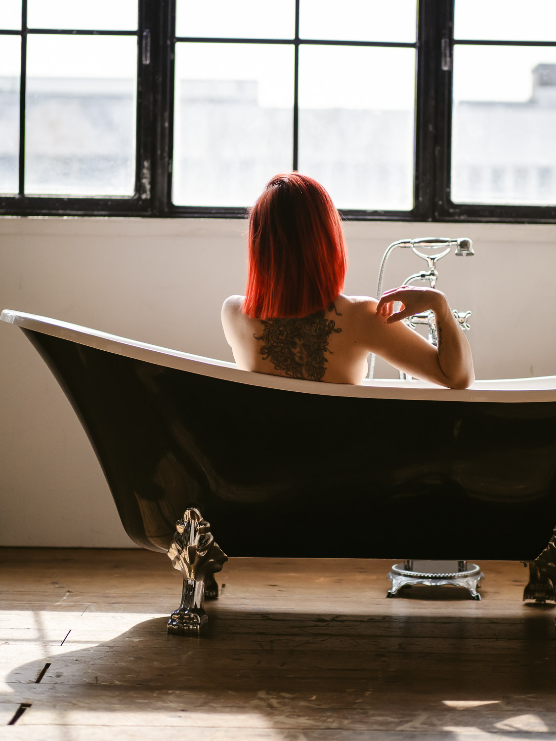 Frau mit rotem Haar in Badewanne
