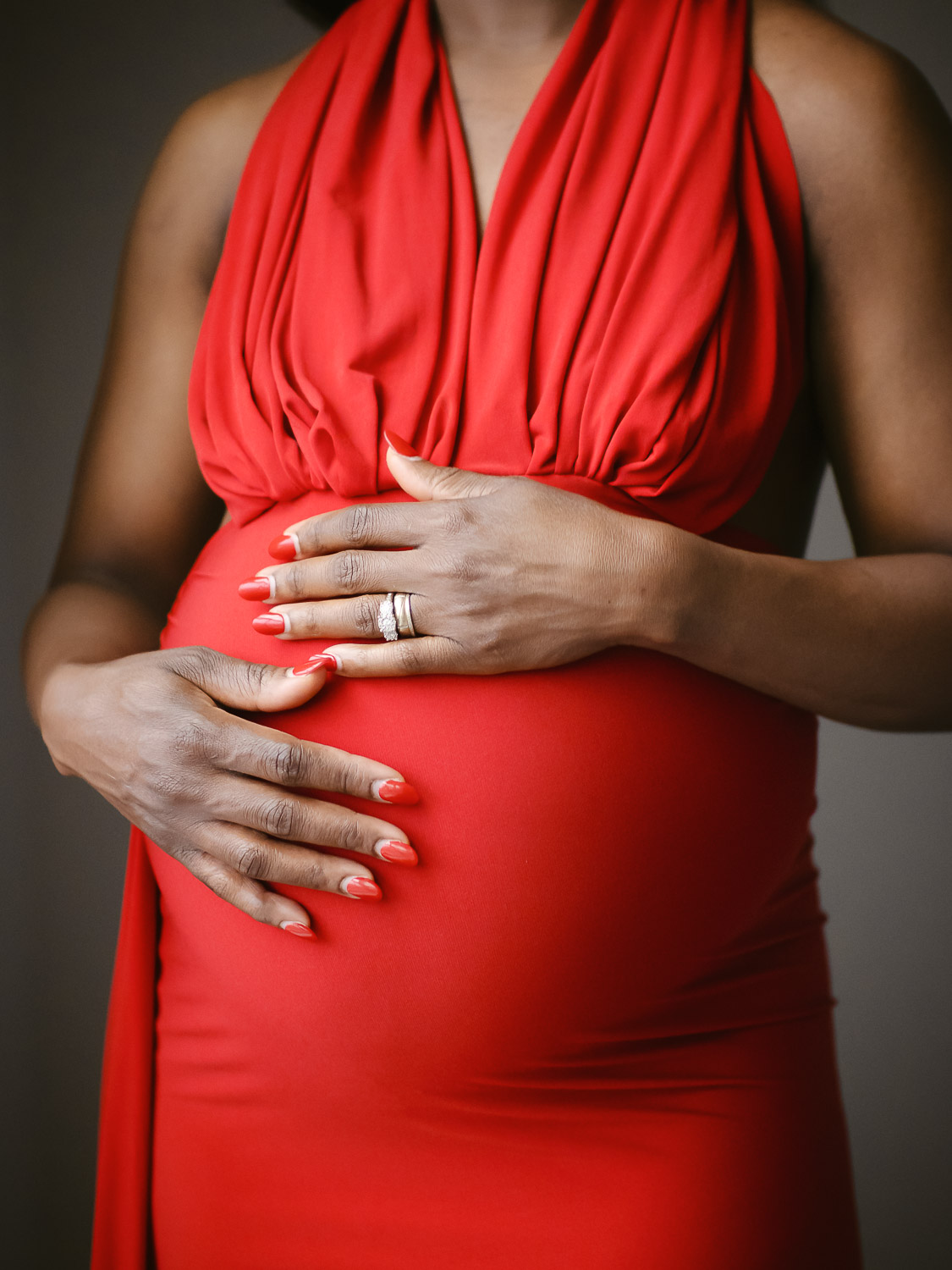 Schwangere Frau in rotem Kleid